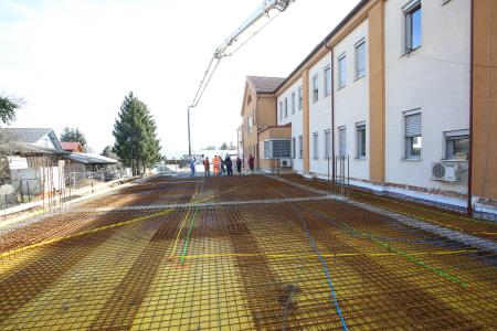 BETONIRANJE PLOŠČE PRIZIDKA PRI ZD CERKNICA 01 FOTO LJUBO VUKELIČ